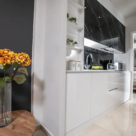 Апартамент Modern 10' Walk To Aristotelous